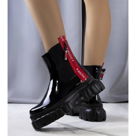 Botas de charol negro de Casta 2