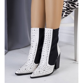 Botas blancas decoradas con tachuelas Orazi blanco 1