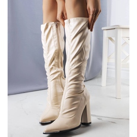 Botas beige en el puesto de Velass 1