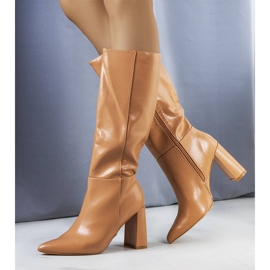 Botas beige en el puesto de Adair. 1 Botas beige en el puesto de Adair. 1