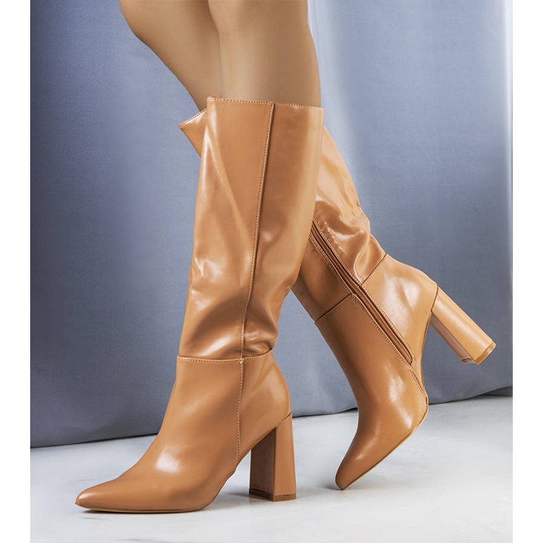 Botas beige en el puesto de Adair. 1