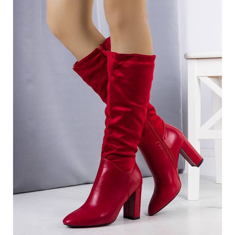 Botas rojas cálidas en el puesto de Delfor. rojo 1 Botas rojas cálidas en el puesto de Delfor. rojo 1