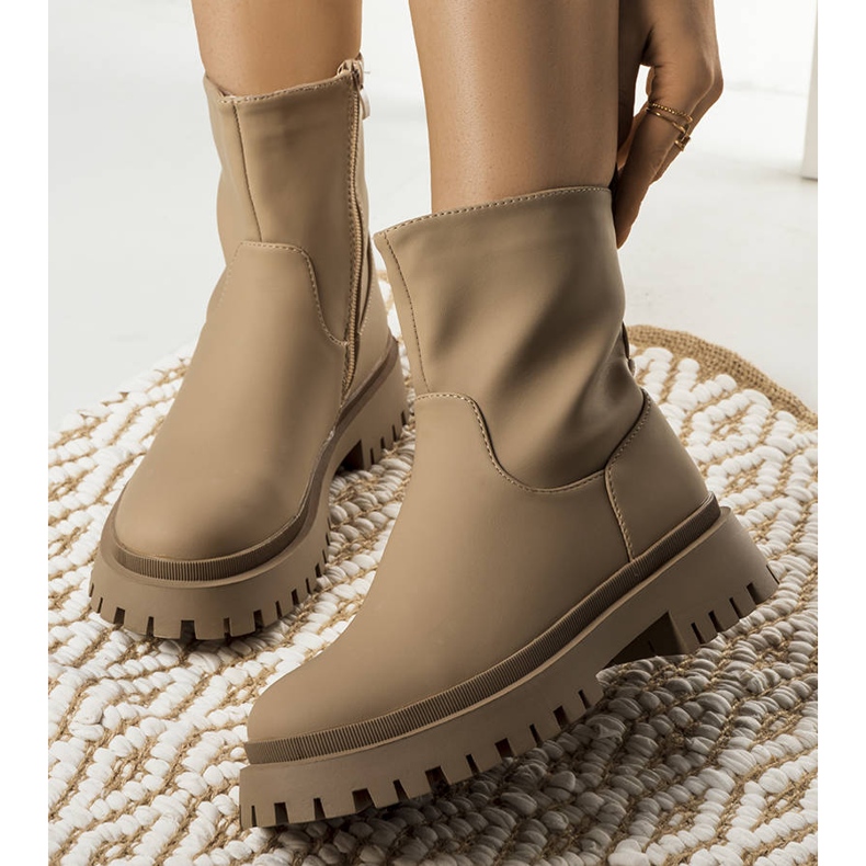 Botas aislantes en marrón albahaca 1