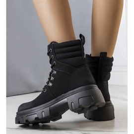Botas negras en una enorme suela Lyric negro 2