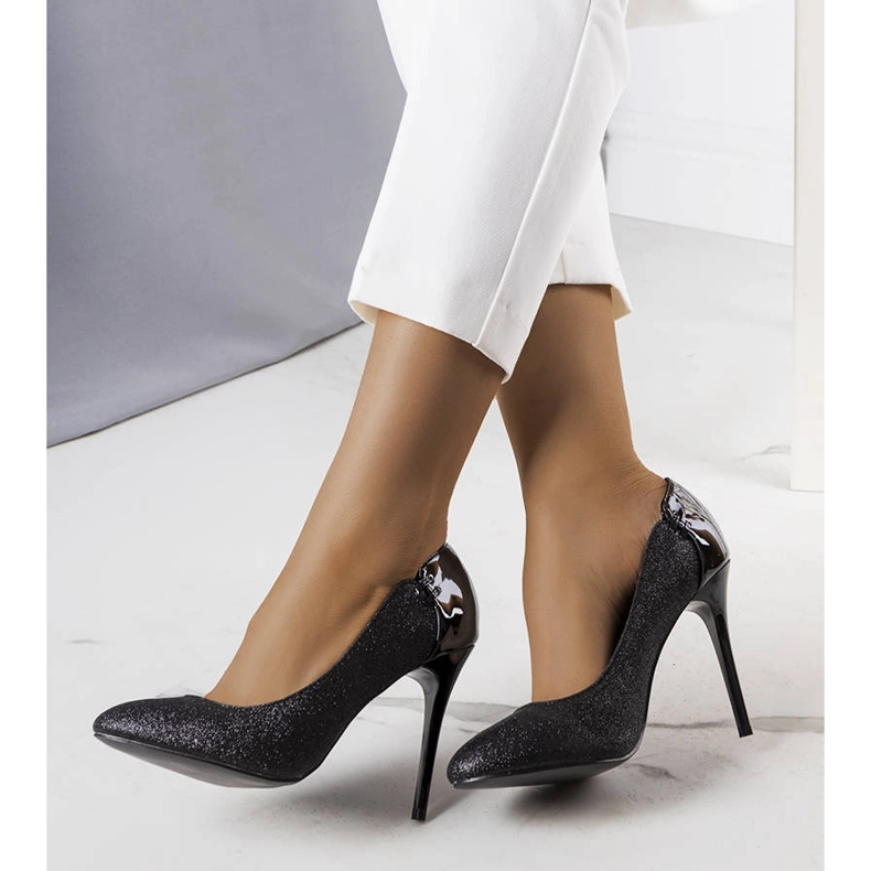 Zapatos de tacón negros con purpurina de Naina. 1