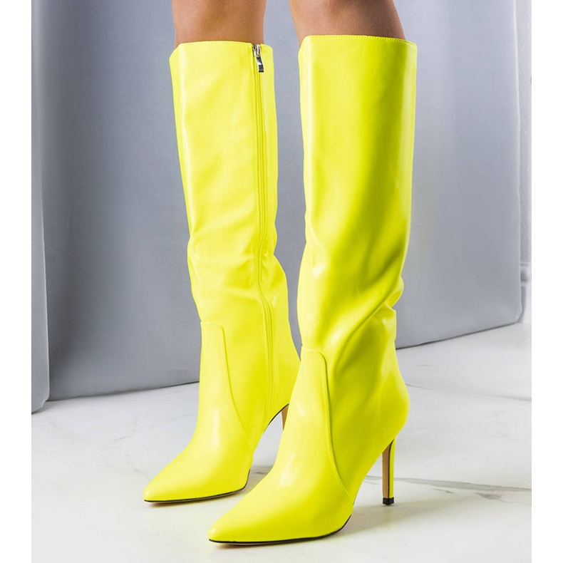Botas de neón amarillas en un tacón alto amarillo 1