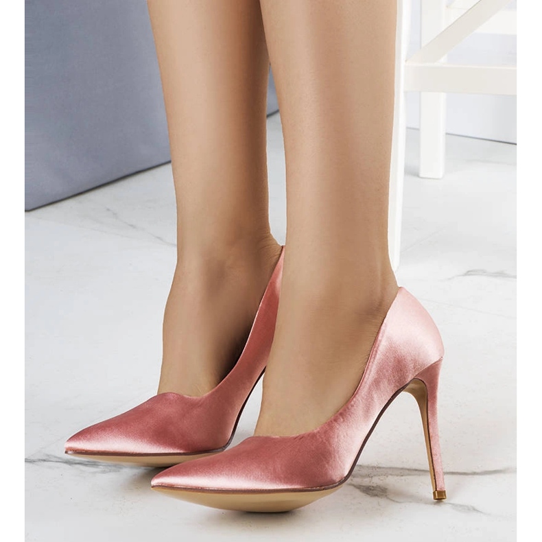 Alfileres rosas con acabado satinado de Lochlan 1