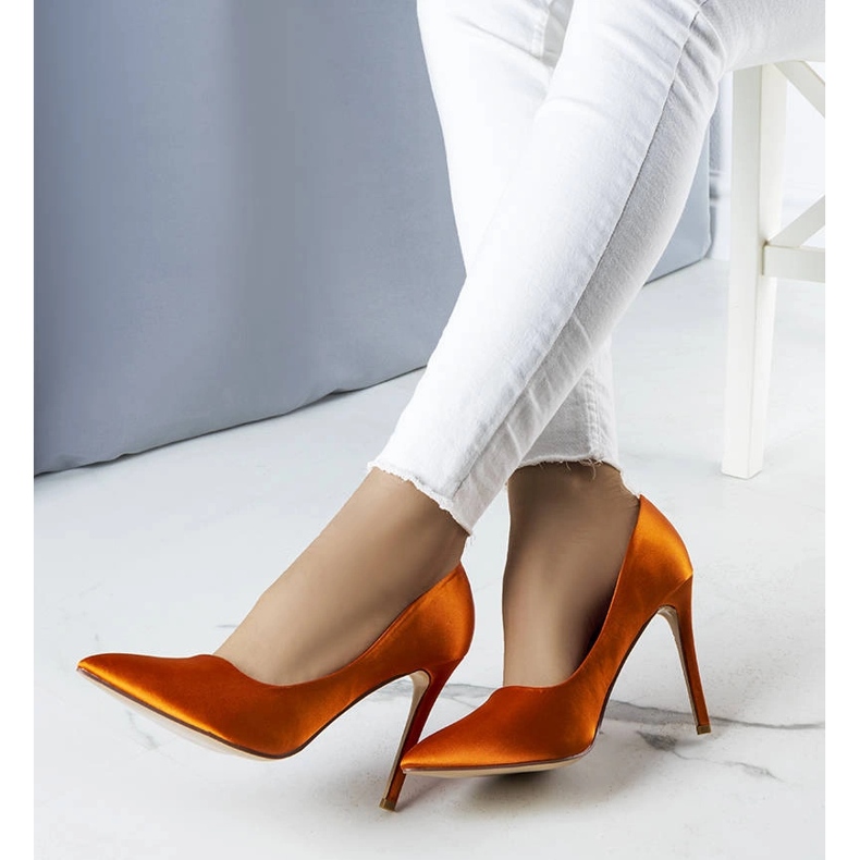 Zapatos de salón de raso naranja de Lochlan 1 Zapatos de salón de raso naranja de Lochlan 1