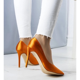 Zapatos de salón de raso naranja de Lochlan 2