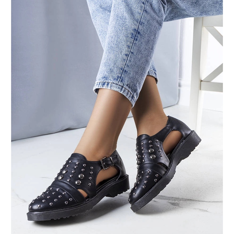 Zapatos escotados negros de Eleana. 1