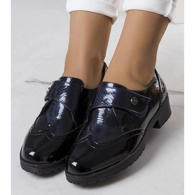 Zapatos lacados azul marino de Bateli negro 1