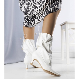 PA1 Botas blancas de tacón bajo de Jabari. blanco 2