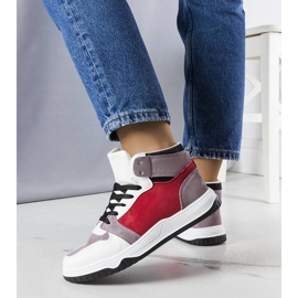 Zapatillas altas blancas y rojas de Elizabeth blanco 1