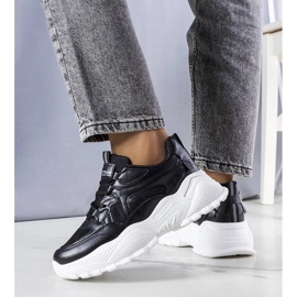 Zapatillas negras en una suela masiva de Lorene. negro 2