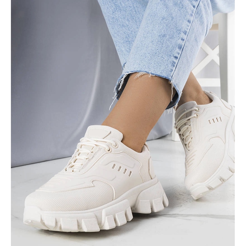 Zapatillas beige en una suela masiva de Inez 1