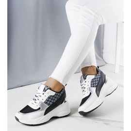Deportivas negras decoradas con el monograma de Lora negro 1