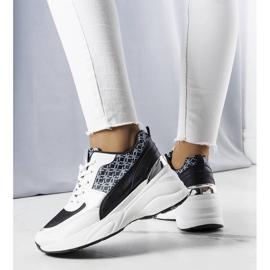 Deportivas negras decoradas con el monograma de Lora negro 2