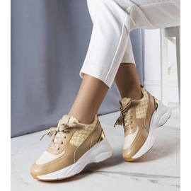 Deportivas beige decoradas con el monograma de Lora 1