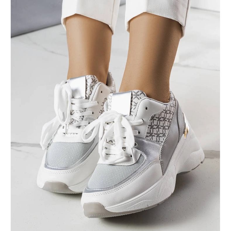 Deportivas grises decoradas con el monograma de Lora 1