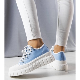 Deportivas azules con plataforma de Toni 2