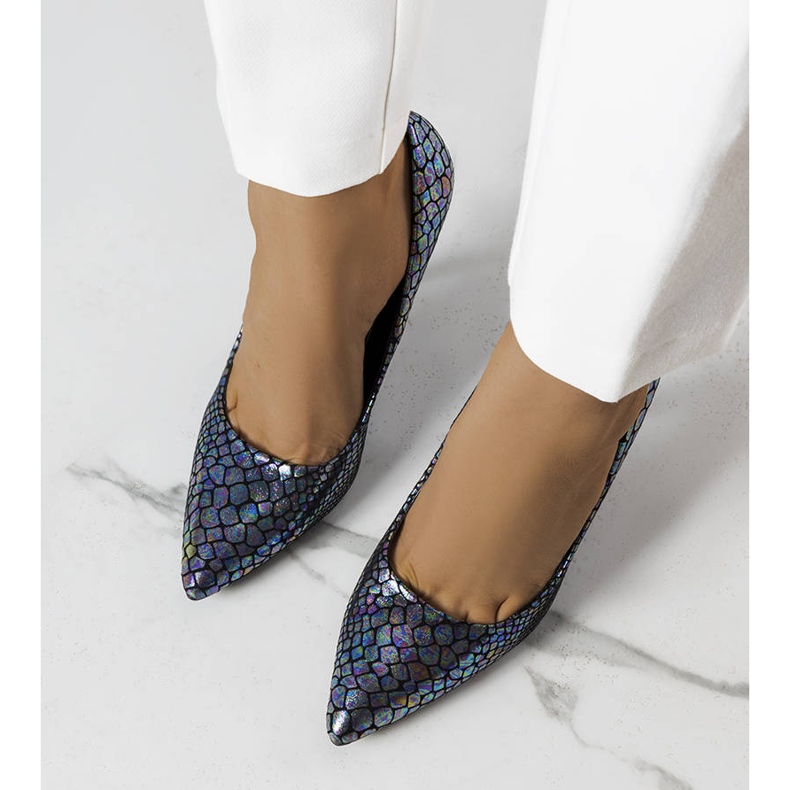 Zapatos de salón lacados en azul marino de Estelle 1