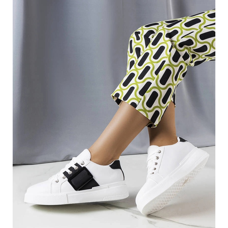 Zapatillas deportivas blancas decoradas con una hebilla Erin negra. blanco 1 Zapatillas deportivas blancas decoradas con una hebilla Erin negra. blanco 1