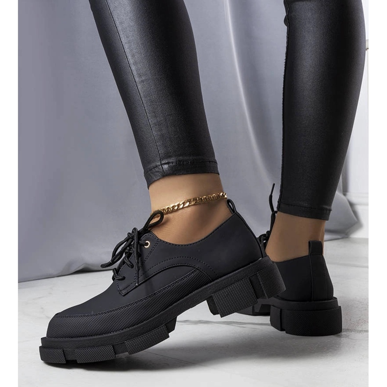 Zapatos negros con suela maciza de Kay 1