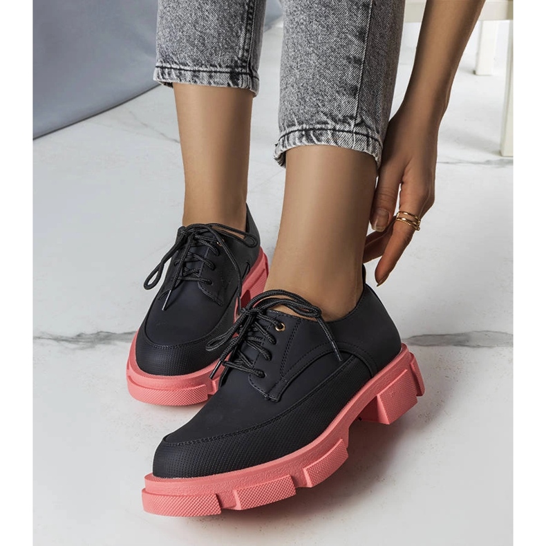 Zapatos negros con suela maciza de Kay 1