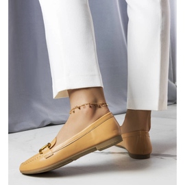 Mocasines beige con detalles dorados de Regina 1