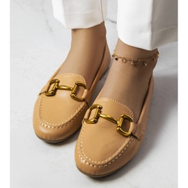 Mocasines beige con detalles dorados de Regina 2