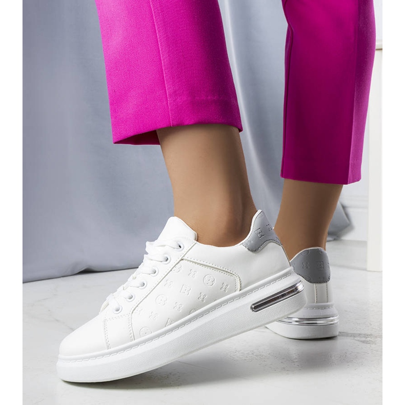 Zapatillas blancas de suela alta de Tasha. blanco 1