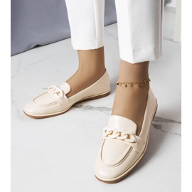 Mocasines beige decorados con una cadena de Bobbie 1