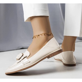 Mocasines lacados en beige de Erica 1
