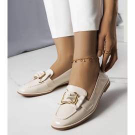Mocasines lacados en beige de Erica 2