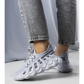Zapatillas grises con una suela Beth de moda. 1