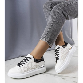 Deportivas en blanco y negro decoradas con perforaciones de Erin 1