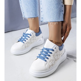 Zapatos blancos y azules decorados con perforaciones de Erin 1