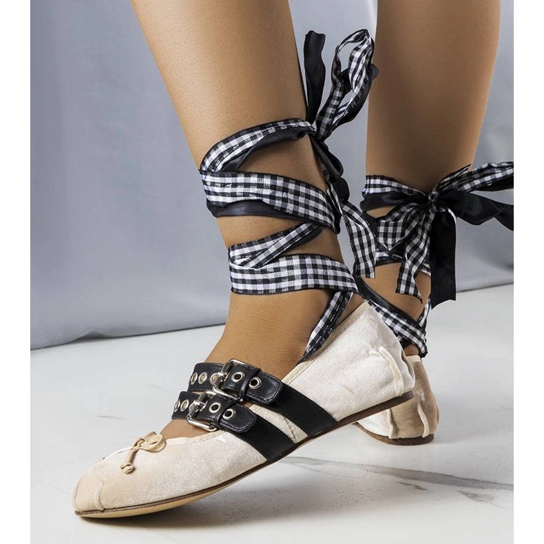 Bailarinas beige abrochadas con hebilla Boutot 1