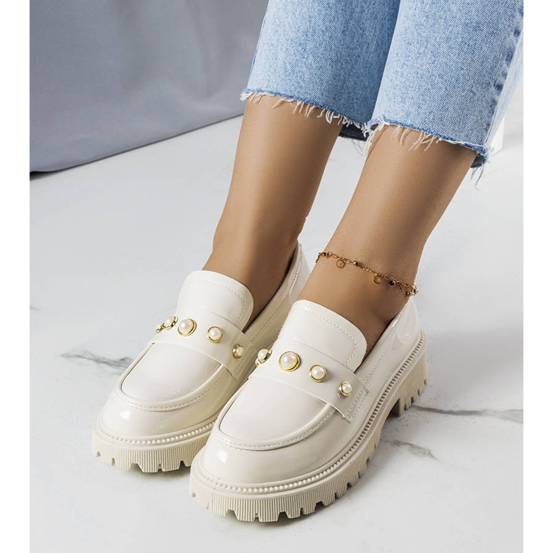 Zapatos lacados beige con perlas Serlait 1