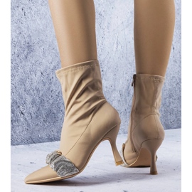 Botas beige decoradas con pedrería de Caisse 1