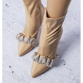 Botas beige decoradas con pedrería de Caisse 2