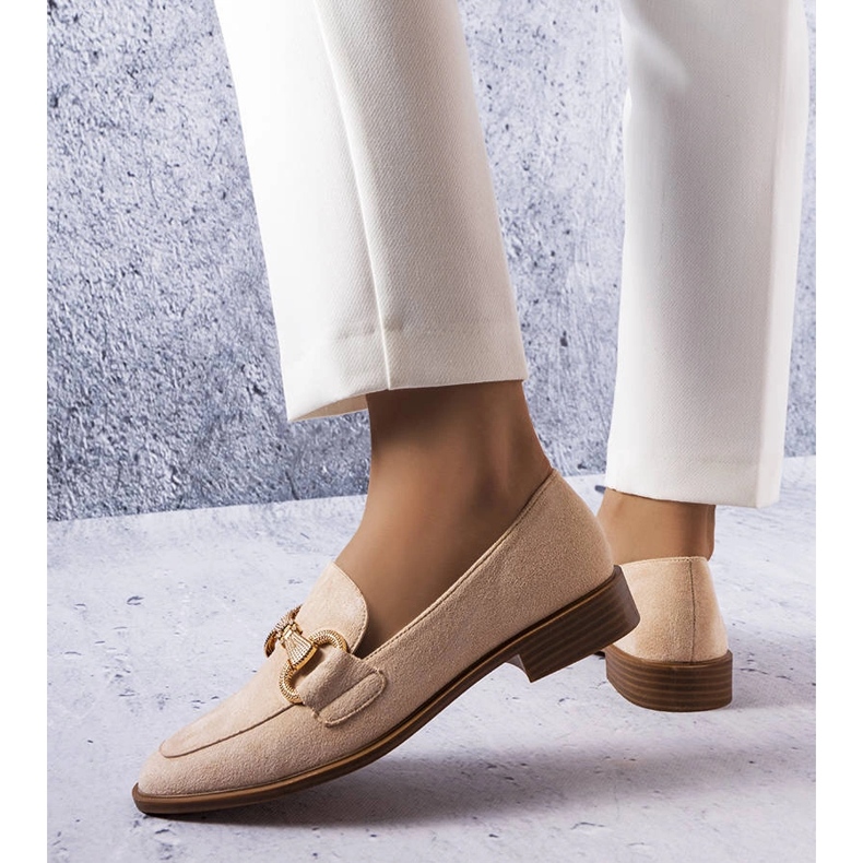Mocasines beige con adorno dorado de Fluet 1
