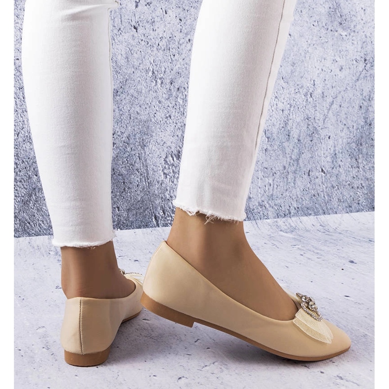 Bailarinas beige con lazo y pedrería de LaGarde 1