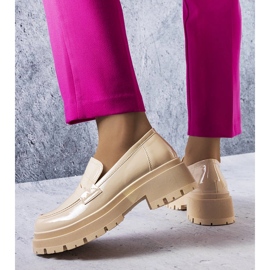 Zapatos de salón lacados en beige de Phaneuf 1