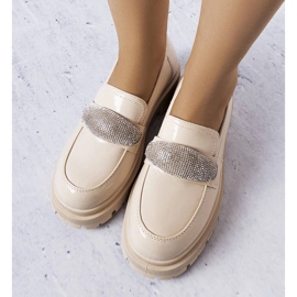 Zapatos brogue lacados en beige con circonitas cúbicas de Mouss 2