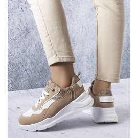 Zapatillas beige con inserciones doradas de Lebrun 1