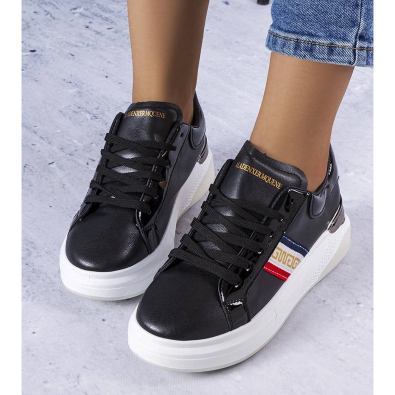 Zapatos negros con inserciones de charol de Annot 1