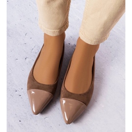 Zapatos planos de charol marrones de Thibault beige 2