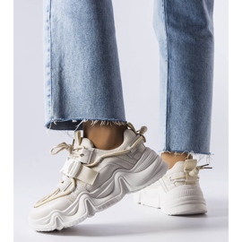 Espectaculares deportivas beige de Desforges 1 Espectaculares deportivas beige de Desforges 1