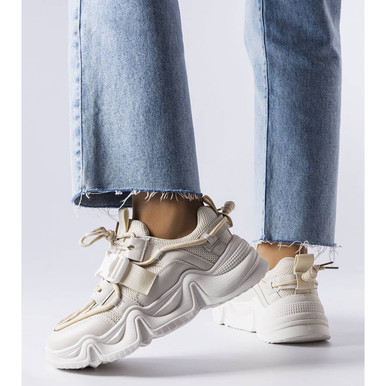 Espectaculares deportivas beige de Desforges 1